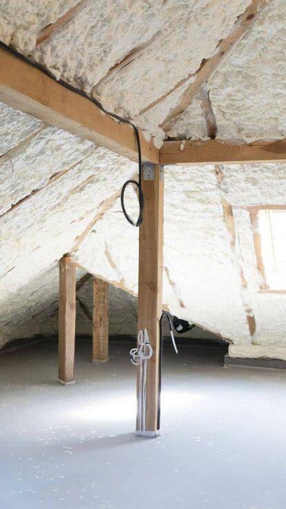 Isolation des combles à Orléans par Moderna Isolation, spécialiste en mousse PU projetée